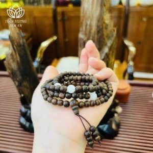 Mix vòng trầm với charm