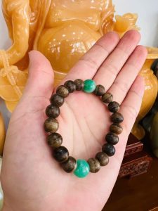 vòng trầm mix ngọc xanh
